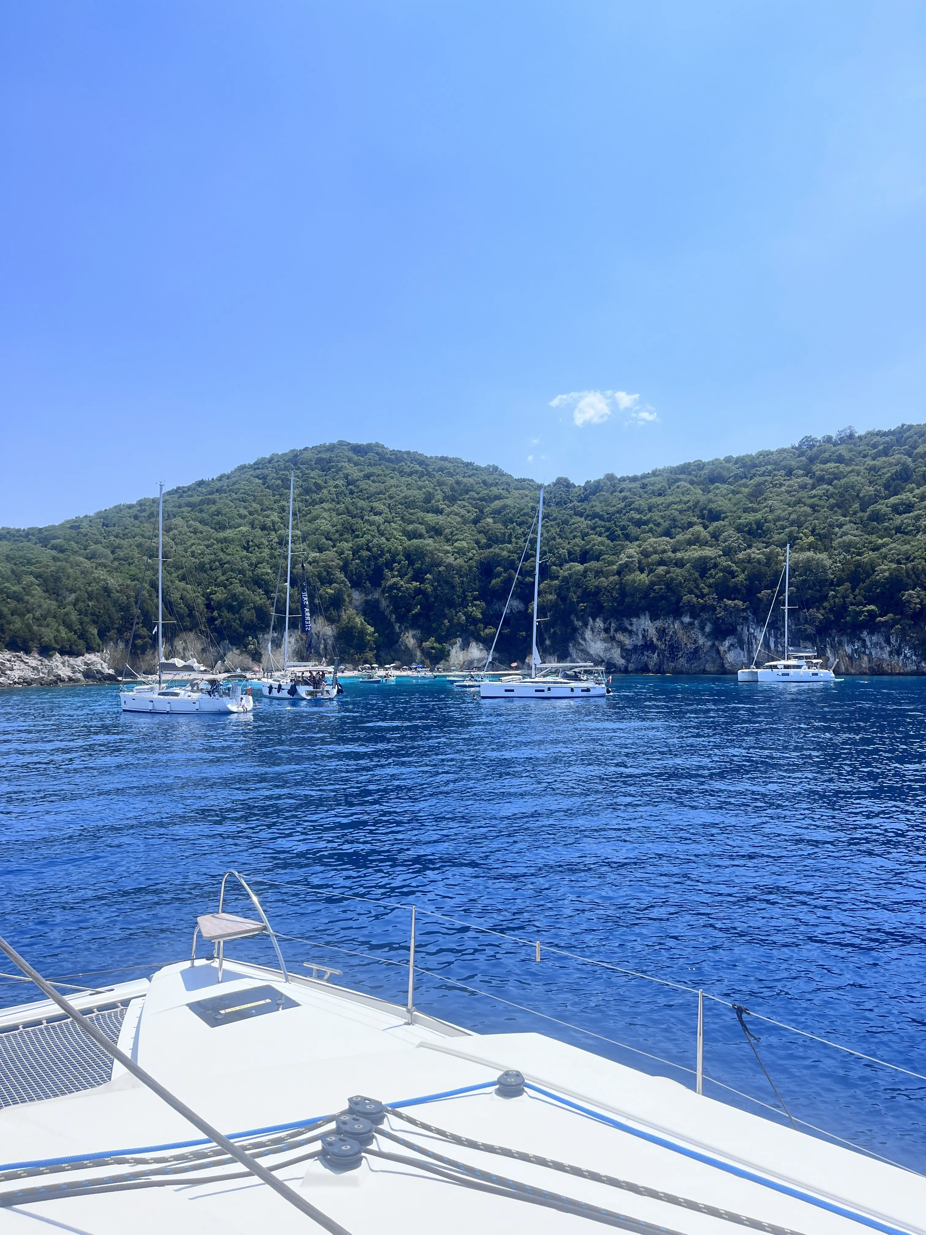 Veliere ancorate într-un golf turcoaz — charter sailing cu TOA Retreat
